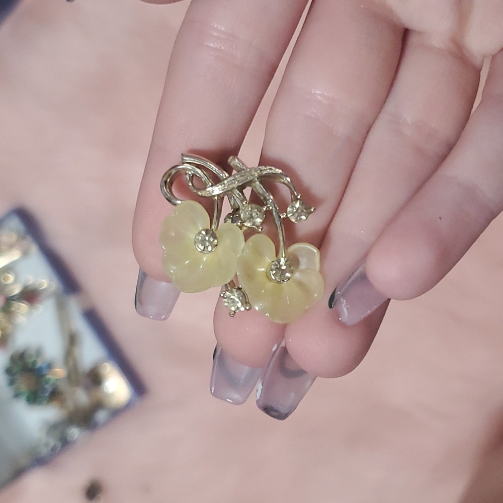 yellow leaf brooch